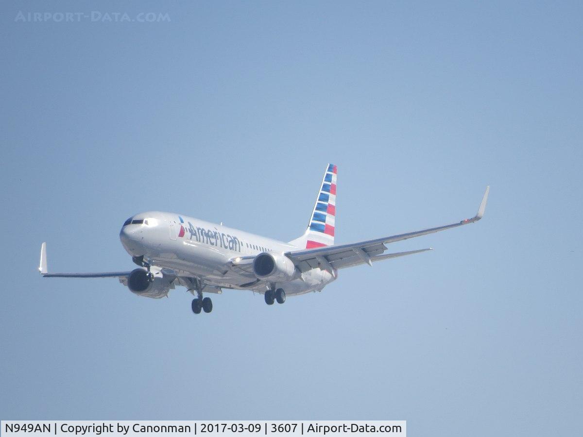 N949AN, 2000 Boeing 737-823 C/N 29537, Landing
