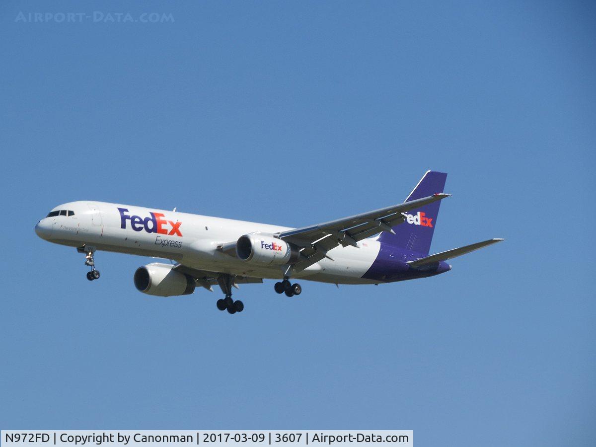 N972FD, 1998 Boeing 757-28A C/N 28203, Landing