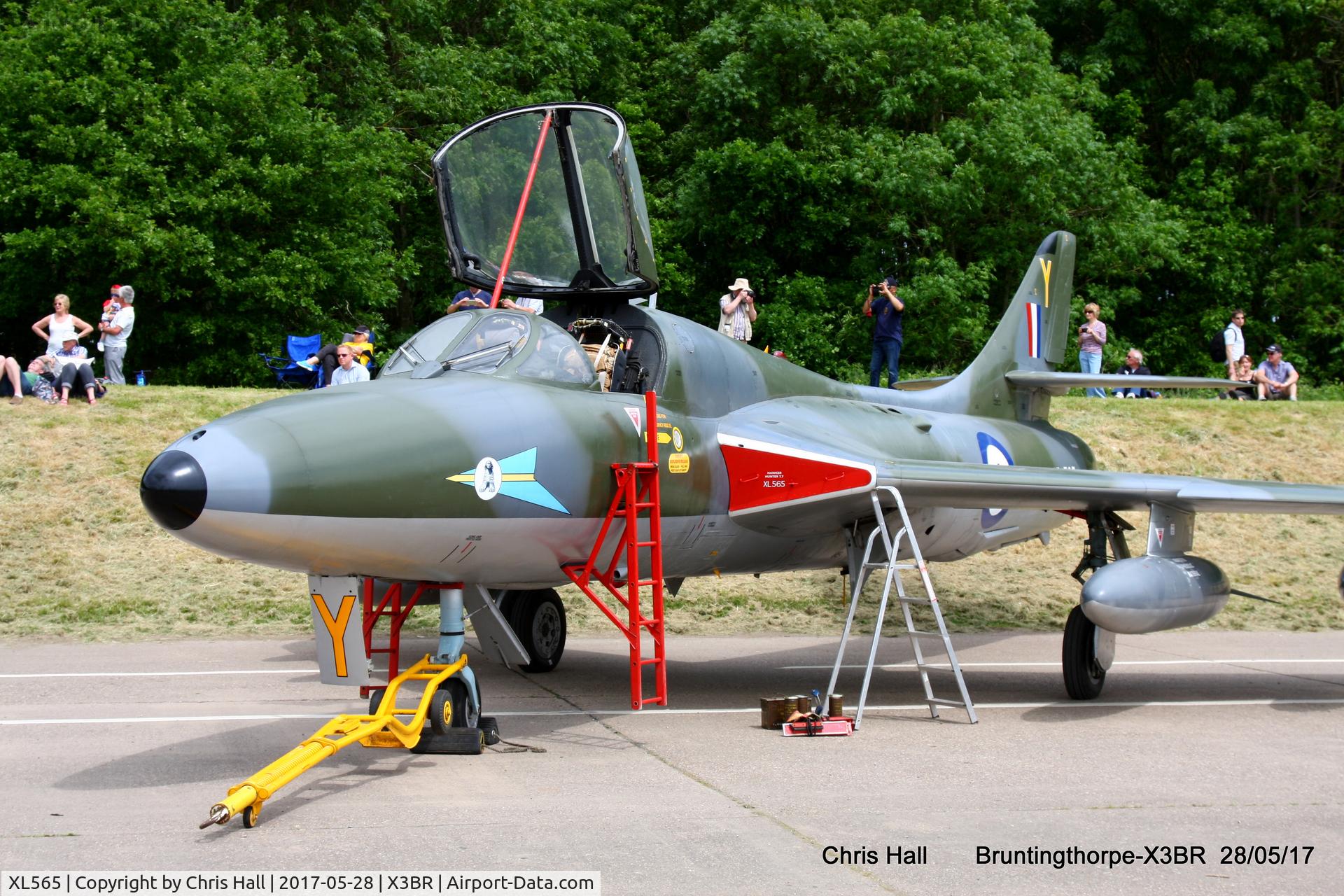 XL565, 1958 Hawker Hunter T.7 C/N 41H/693716, Cold War Jets open day 2017