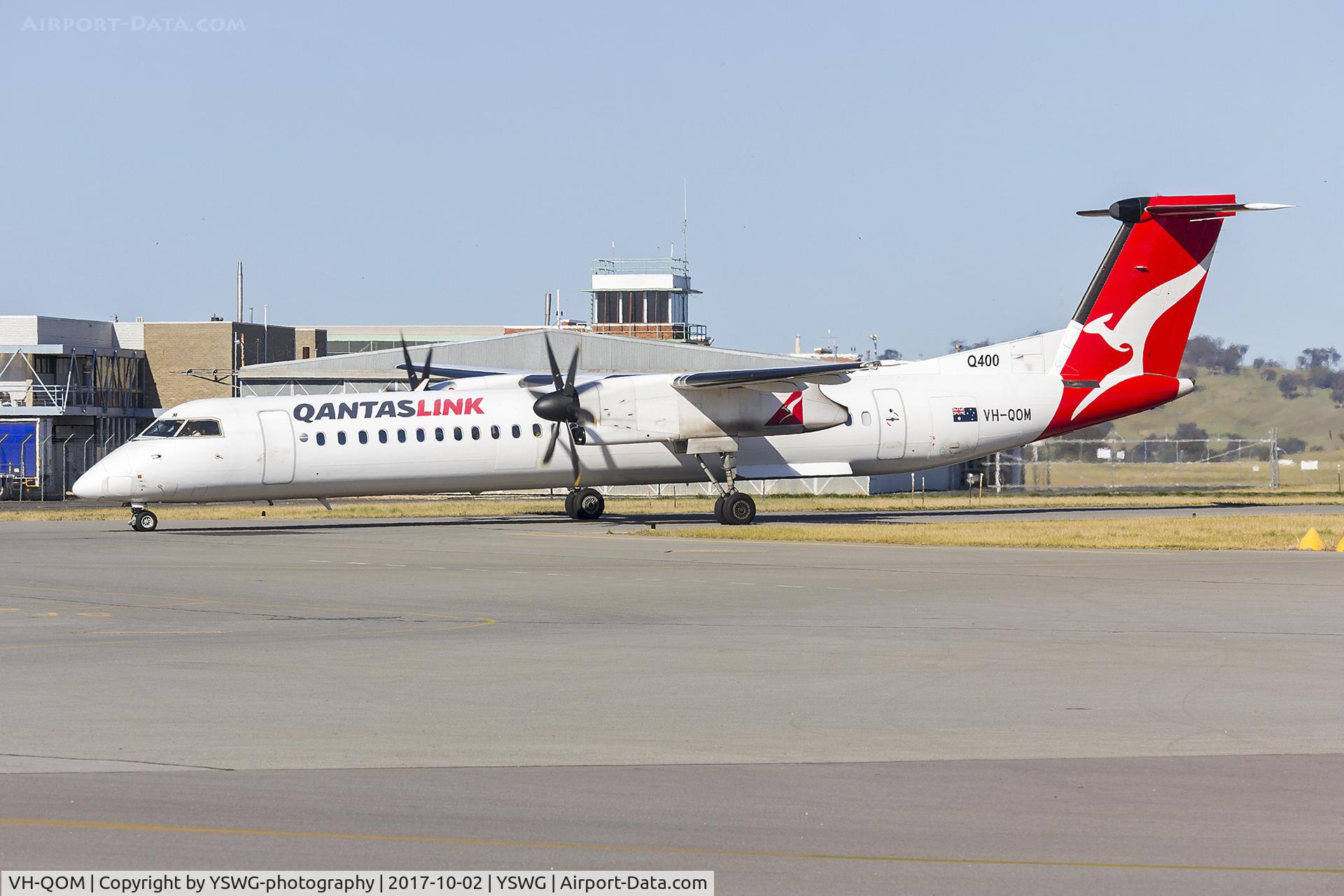 VH-QOM, 2008 De Havilland Canada DHC-8-402Q Dash 8 C/N 4217, QantasLink/Sunstate Airlines (VH-QOM) Bombardier DHC-8-402Q taxiing at Wagga Wagga Airport