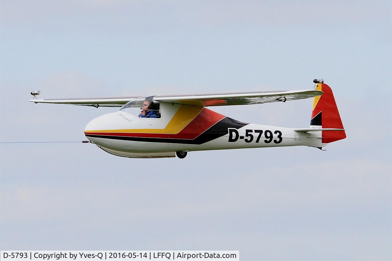 D-5793, Vogt Lo-100 Zwergreiher C/N 21, Vogt Lo-100 Zwergreiher, Towing, La Ferté-Alais airfield (LFFQ) Air show 2016