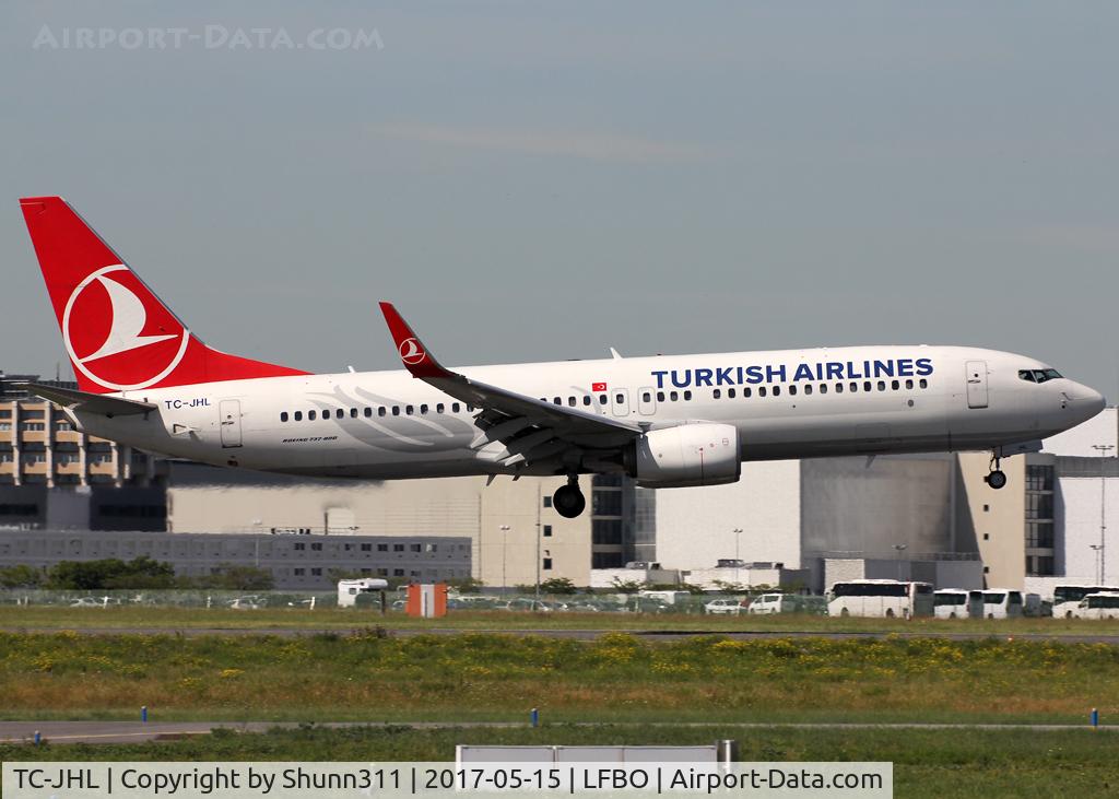 TC-JHL, 2011 Boeing 737-8F2 C/N 40976, Landing rwy 32R