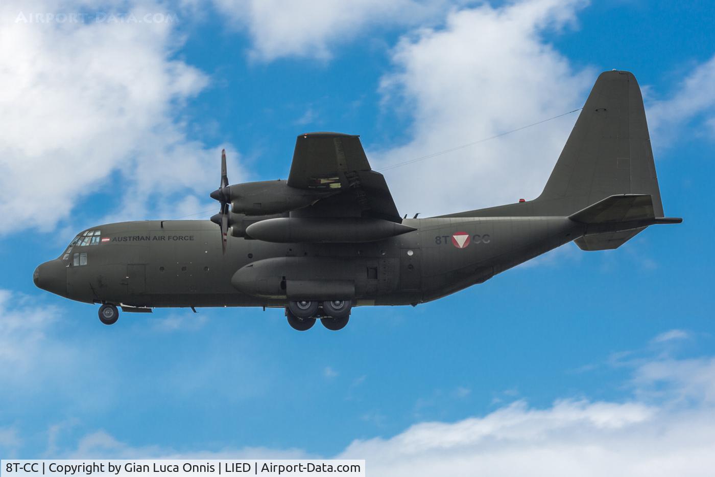 8T-CC, 1967 Lockheed C-130K Hercules C.1 C/N 382-4257, LANDING 35R