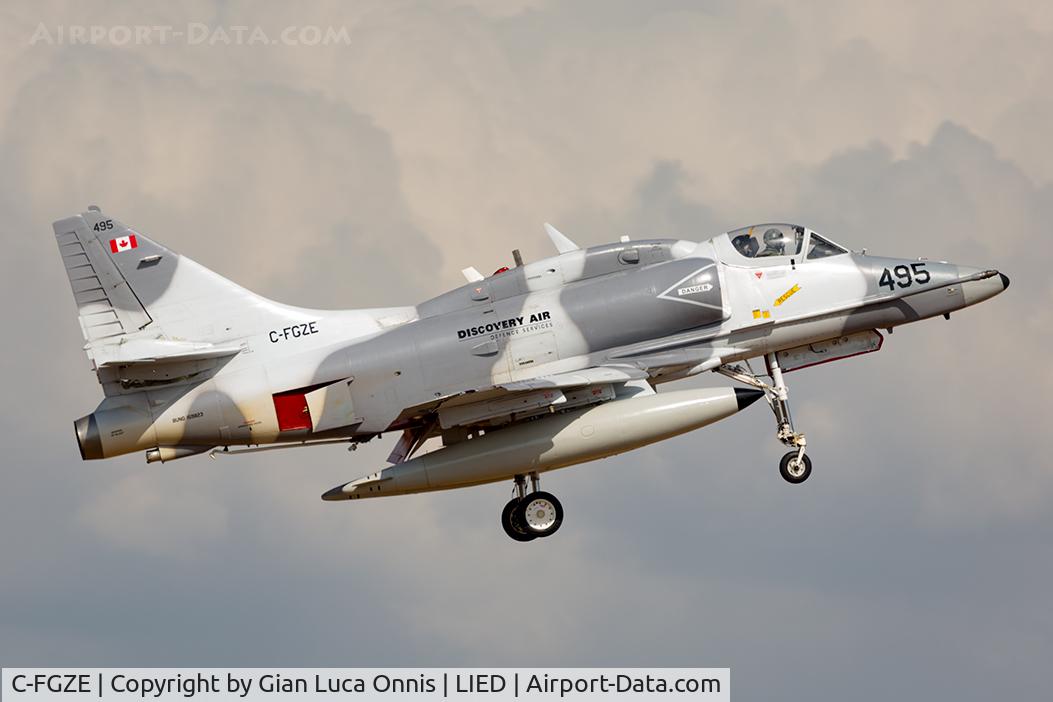 C-FGZE, Douglas A-4N Skyhawk C/N 14495, LANDING C-FGZE