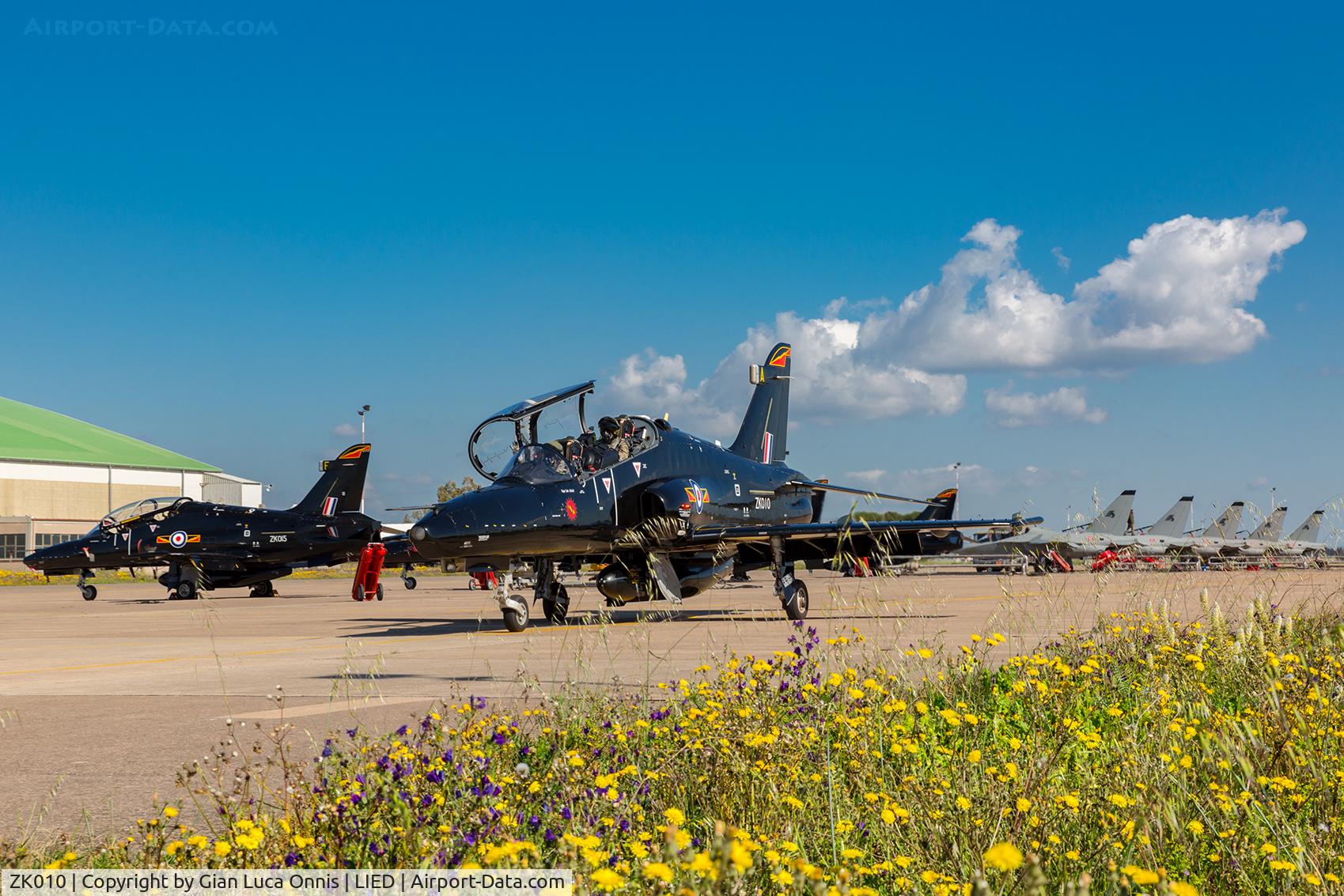 ZK010, 2005 British Aerospace Hawk T2 C/N RT001/1239, TAXI WAY
