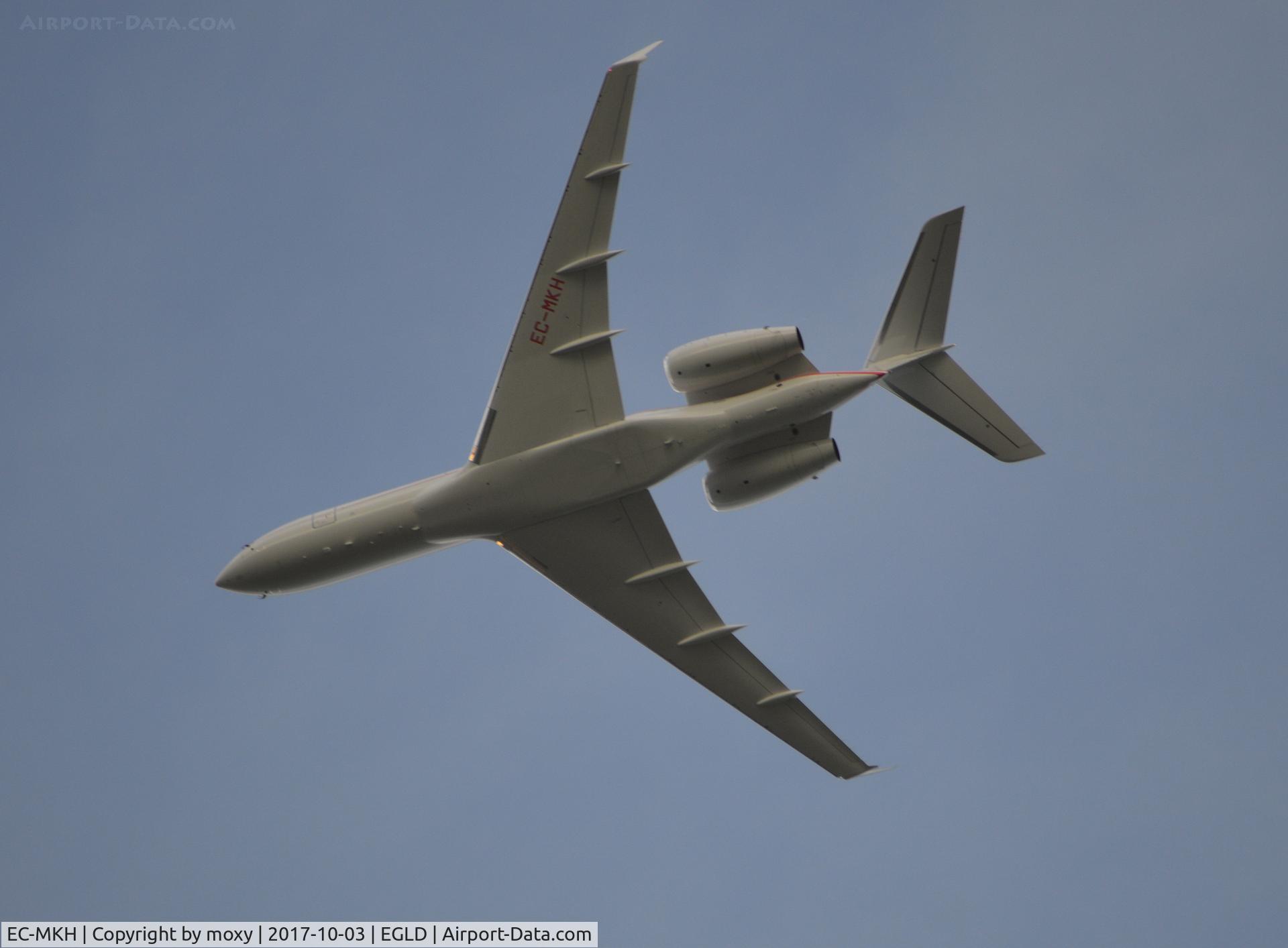 EC-MKH, 2015 Bombardier BD-700-1A10 Global 6000 C/N 9695, Bombardier BD-700 1A10 Global 6000 over Denham on it's way to Northolt.