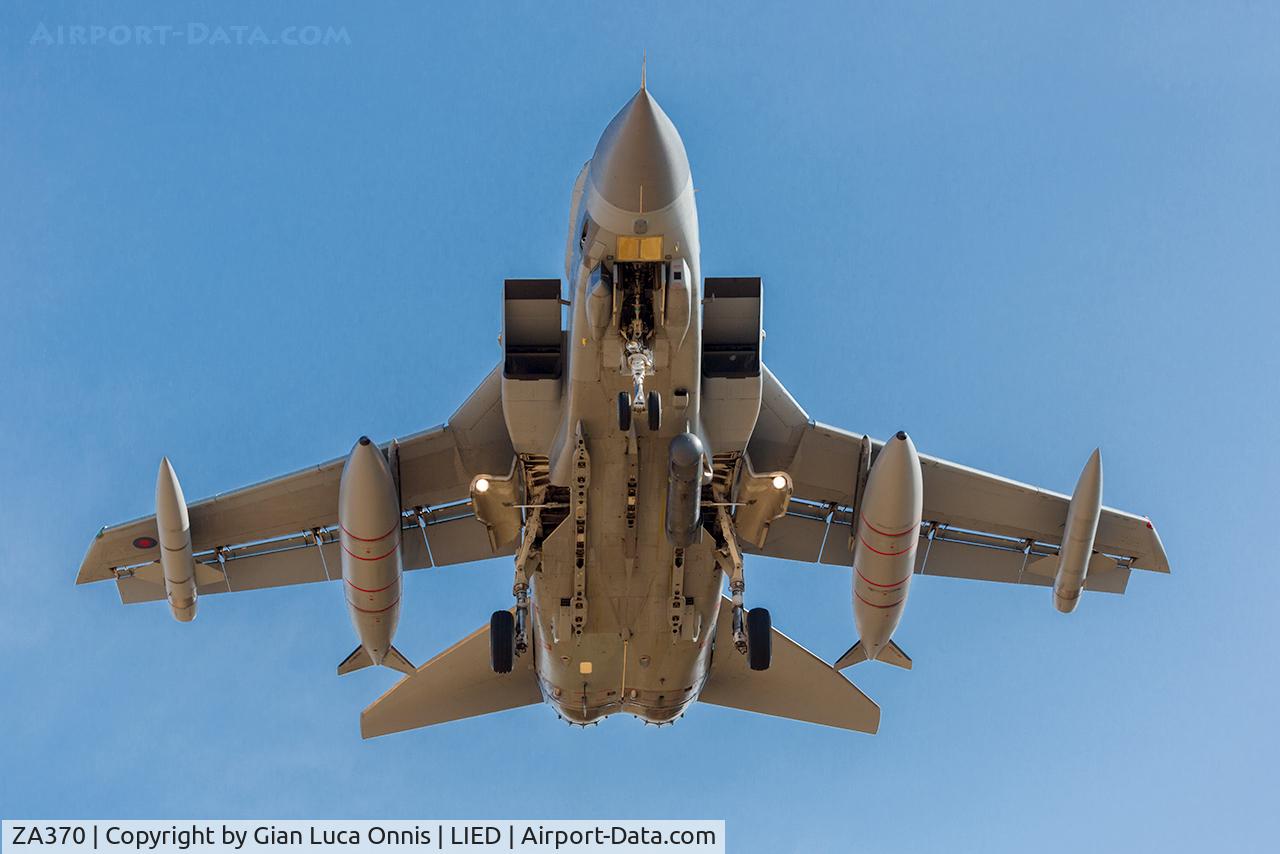 ZA370, 1982 Panavia Tornado GR.4A C/N 168/BS052/3084, LANDING