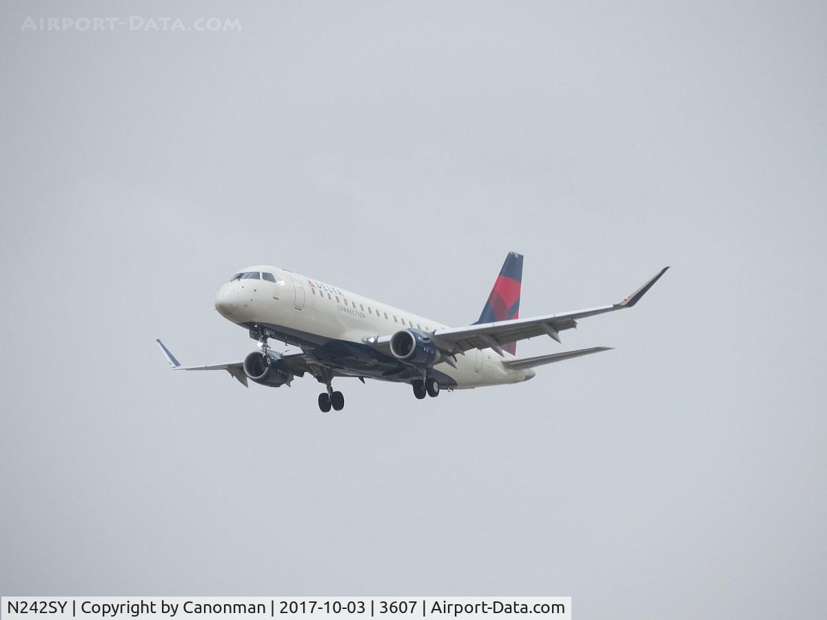 N242SY, 2016 Embraer 175LR (ERJ-170-200LR) C/N 17000588, Landing