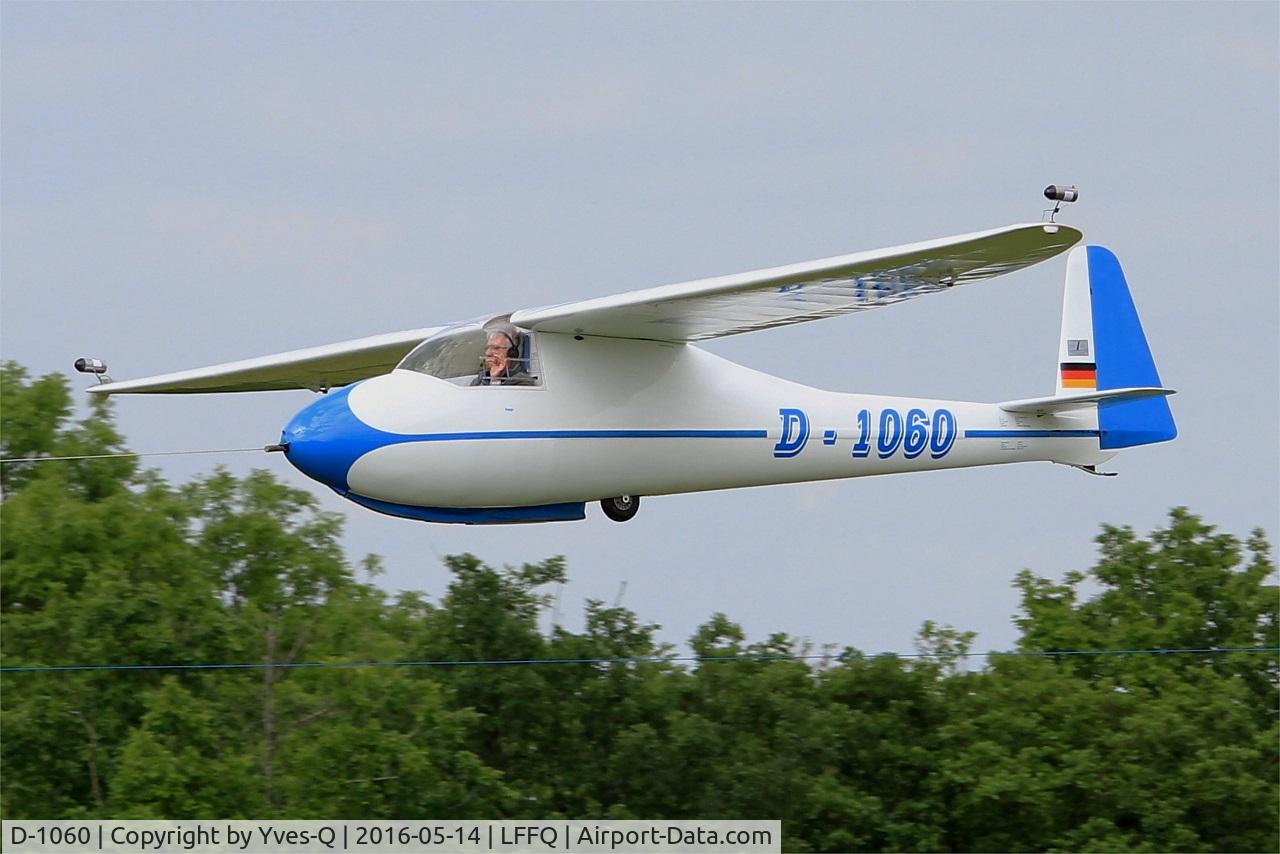 D-1060, 1984 Vogt Lo-100 Zwergreiher C/N AB-34, Vogt LO-100 Zwergreiher, Towing, La Ferté-Alais airfield (LFFQ) Air show 2016