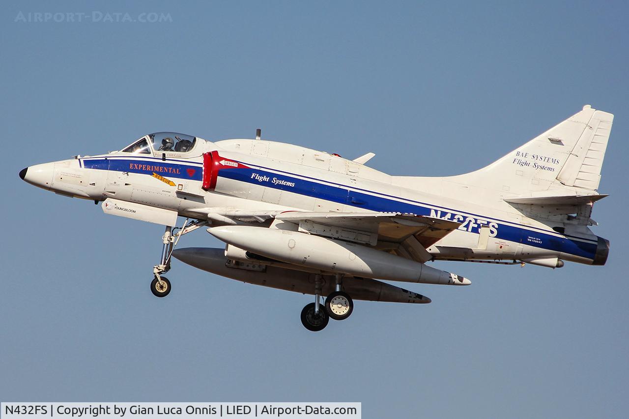 N432FS, 1972 Douglas A-4N Skyhawk C/N 14462, LANDING 35R