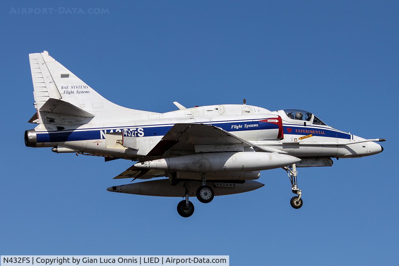 N432FS, 1972 Douglas A-4N Skyhawk C/N 14462, LANDING 35R