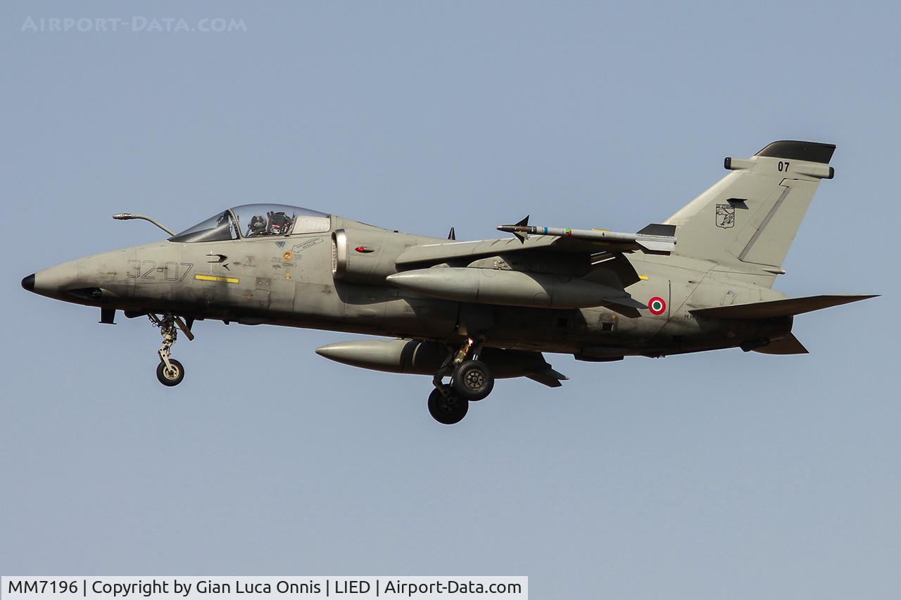 MM7196, AMX International AMX C/N IX108, LANDING 35R