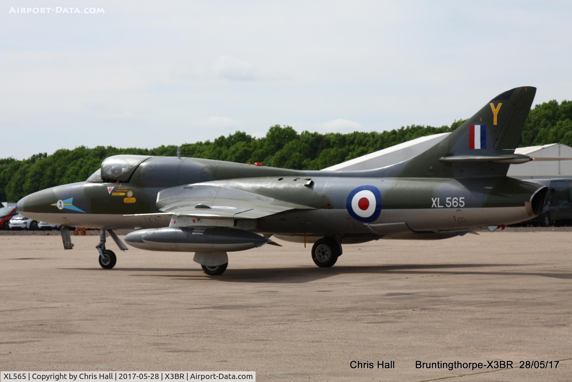 XL565, 1958 Hawker Hunter T.7 C/N 41H/693716, Cold War Jets open day 2017