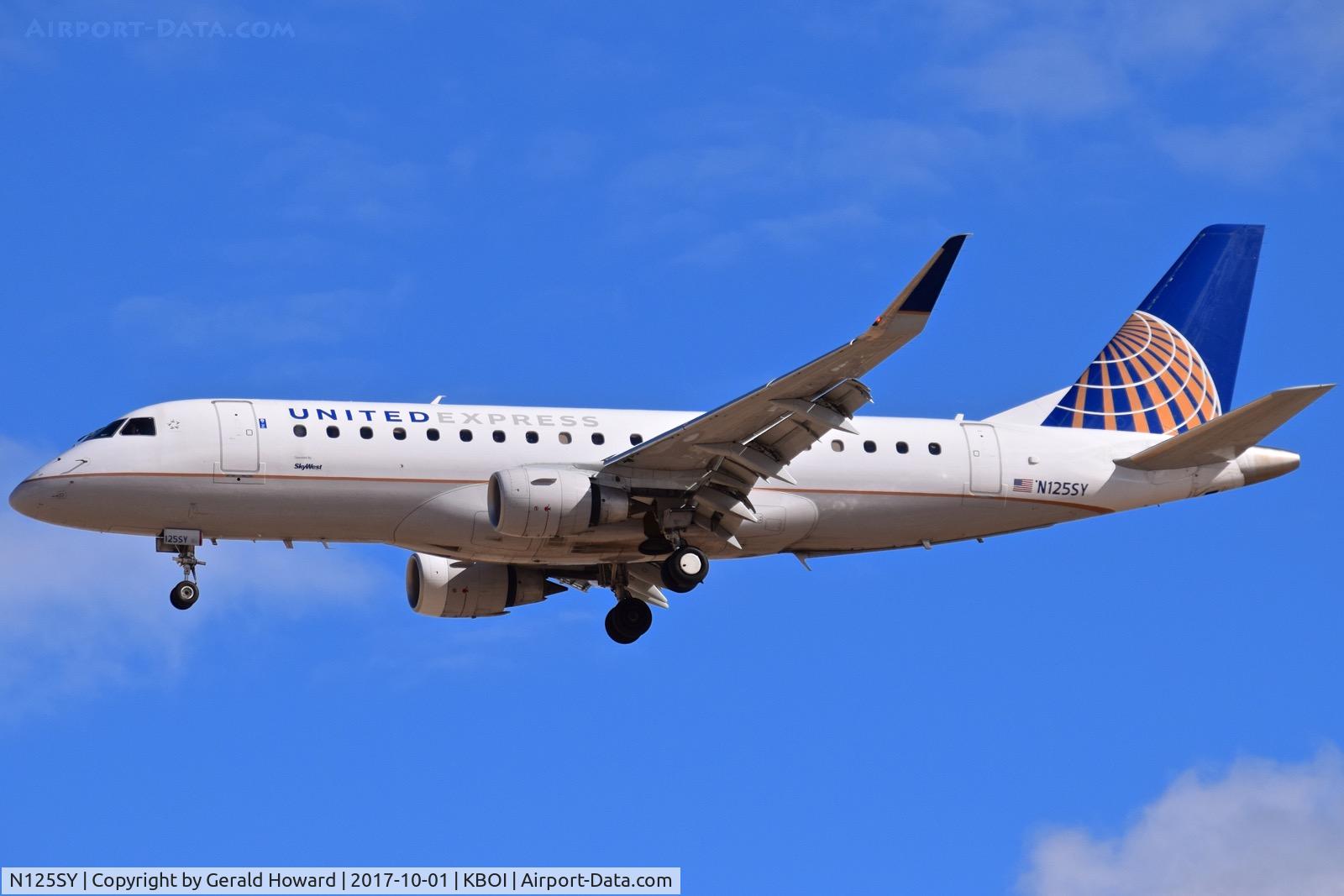 N125SY, 2014 Embraer 175LR (ERJ-170-200LR) C/N 17000440, Landing RWY 28L.