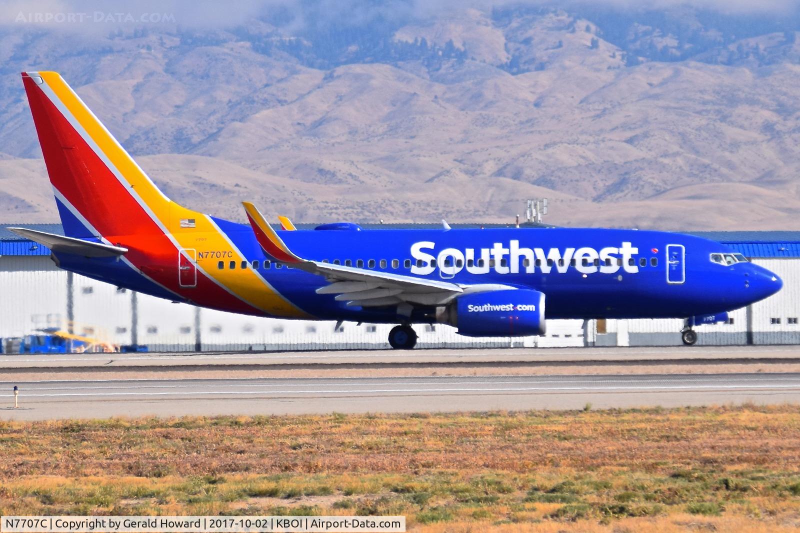 N7707C, 2004 Boeing 737-76N C/N 32667, Take off roll on RWY 10L.