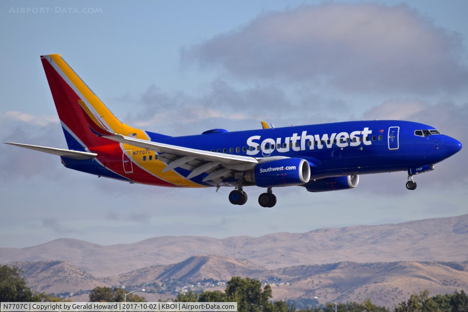 N7707C, 2004 Boeing 737-76N C/N 32667, Landing RWY 10R.