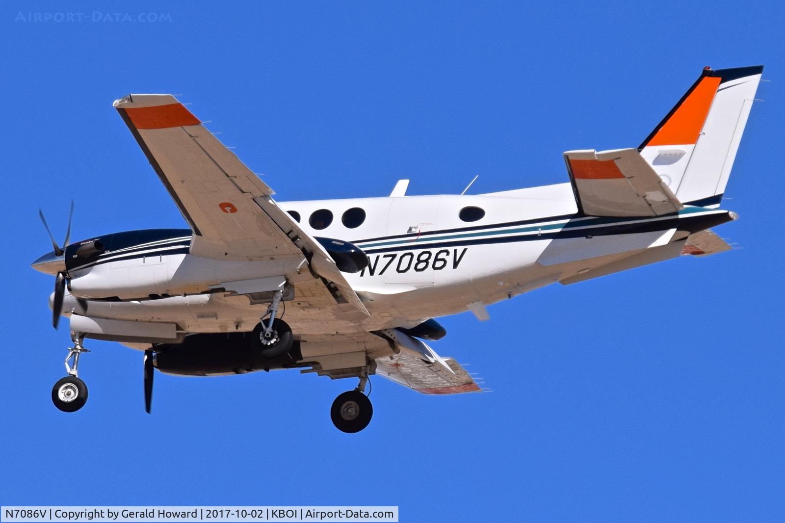 N7086V, Raytheon C90GT King Air C/N LJ-1786, Landing RWY 28L.