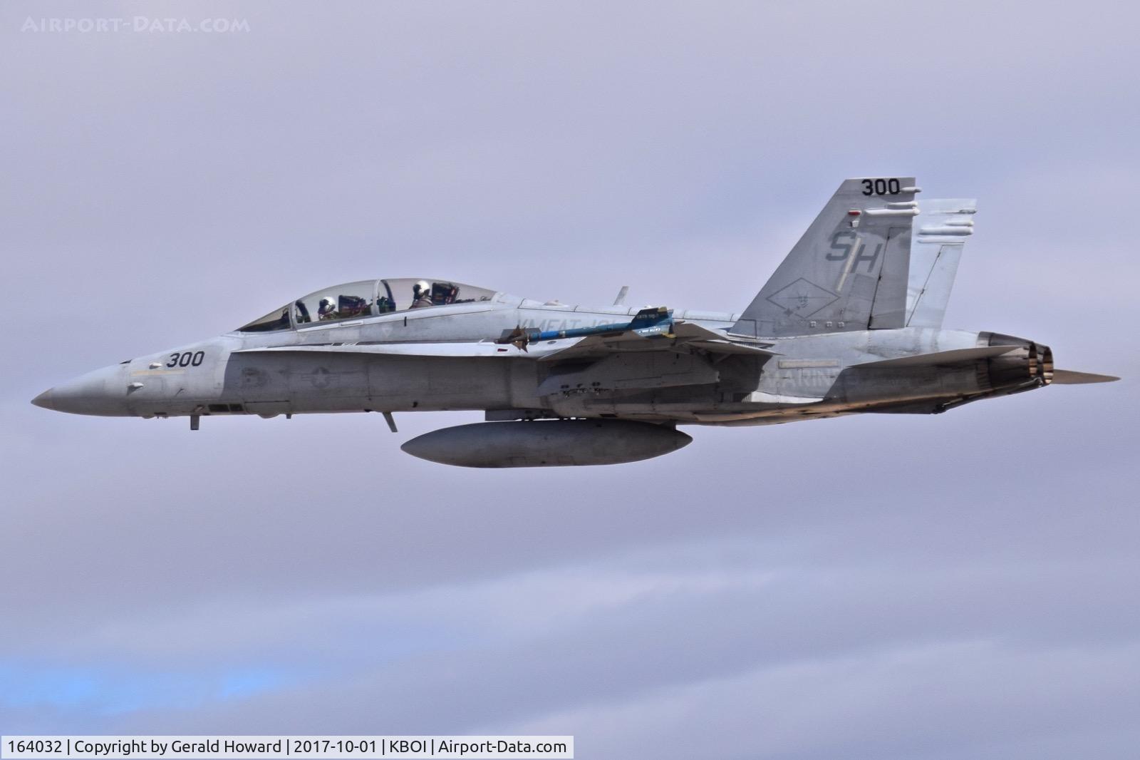 164032, 1990 McDonnell Douglas F/A-18D Hornet C/N 0918/D048, Departing RWY 28L. VMFAT-101 