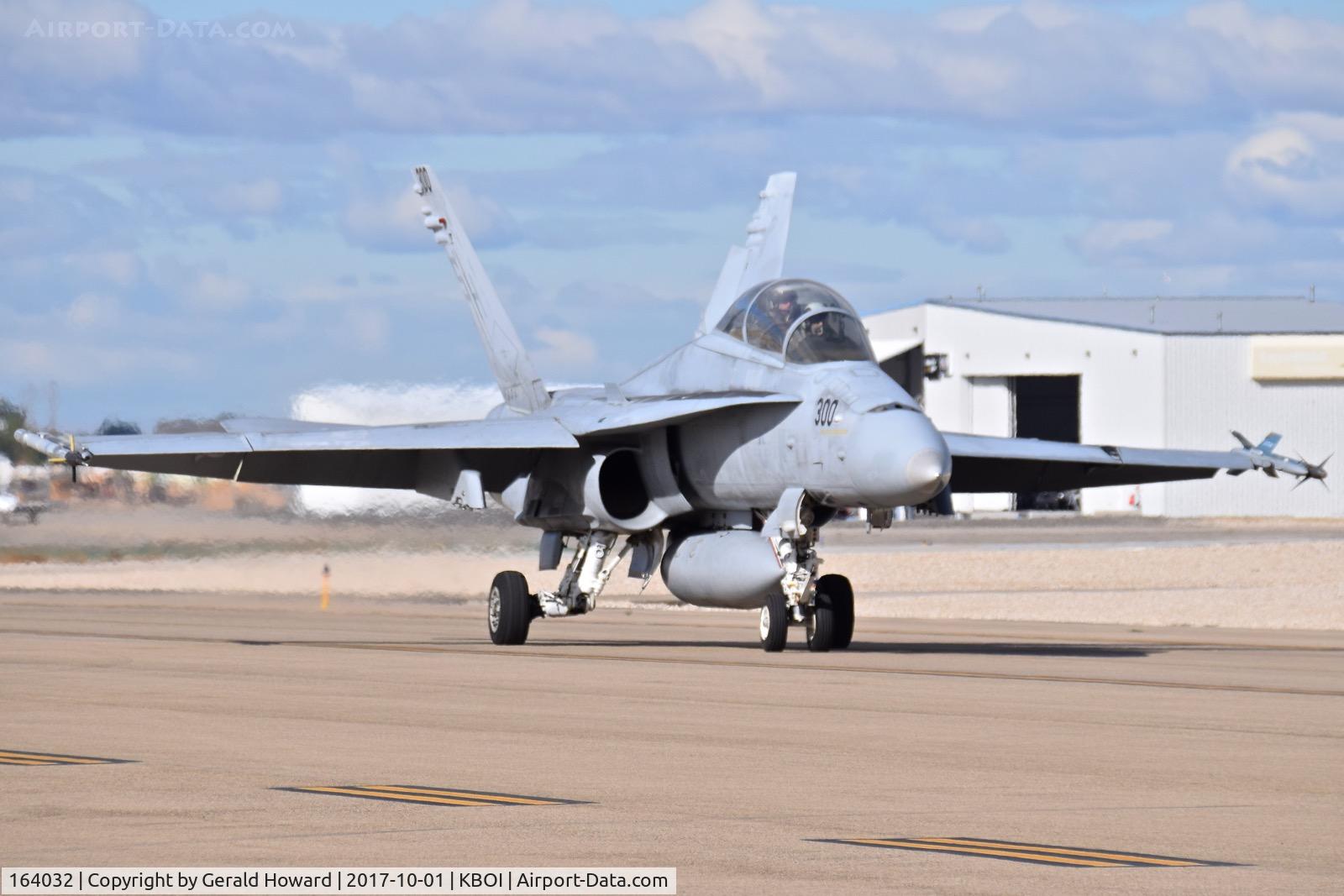 164032, 1990 McDonnell Douglas F/A-18D Hornet C/N 0918/D048, Taxiing from the south GA ramp.  VMFAT-101 