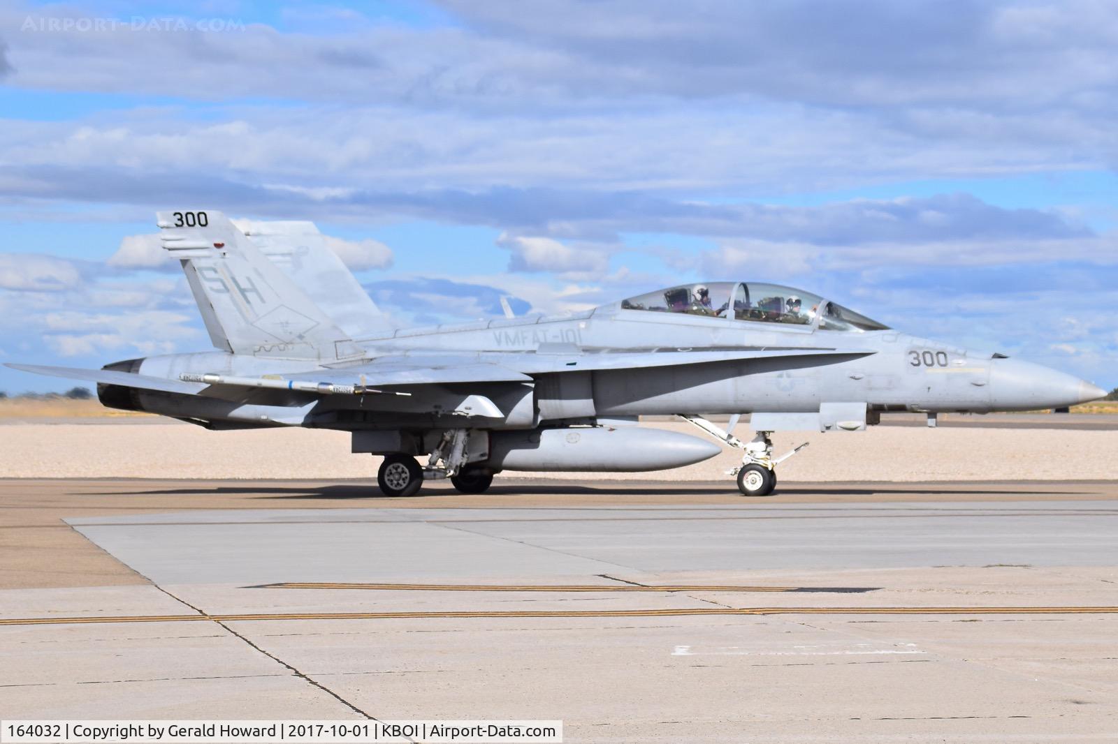 164032, 1990 McDonnell Douglas F/A-18D Hornet C/N 0918/D048, Taxiing to RWY 28L. VMFAT-101 