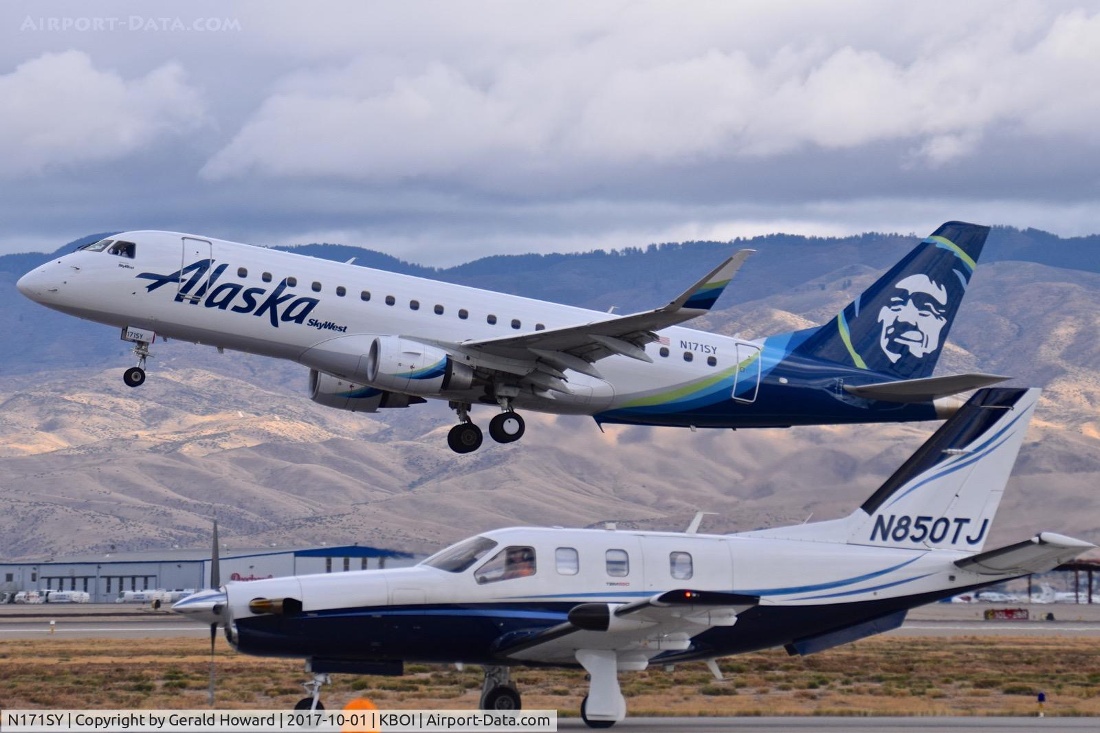 N171SY, 2015 Embraer 175LR (ERJ-170-200LR) C/N 17000485, Departing RWY 28L.