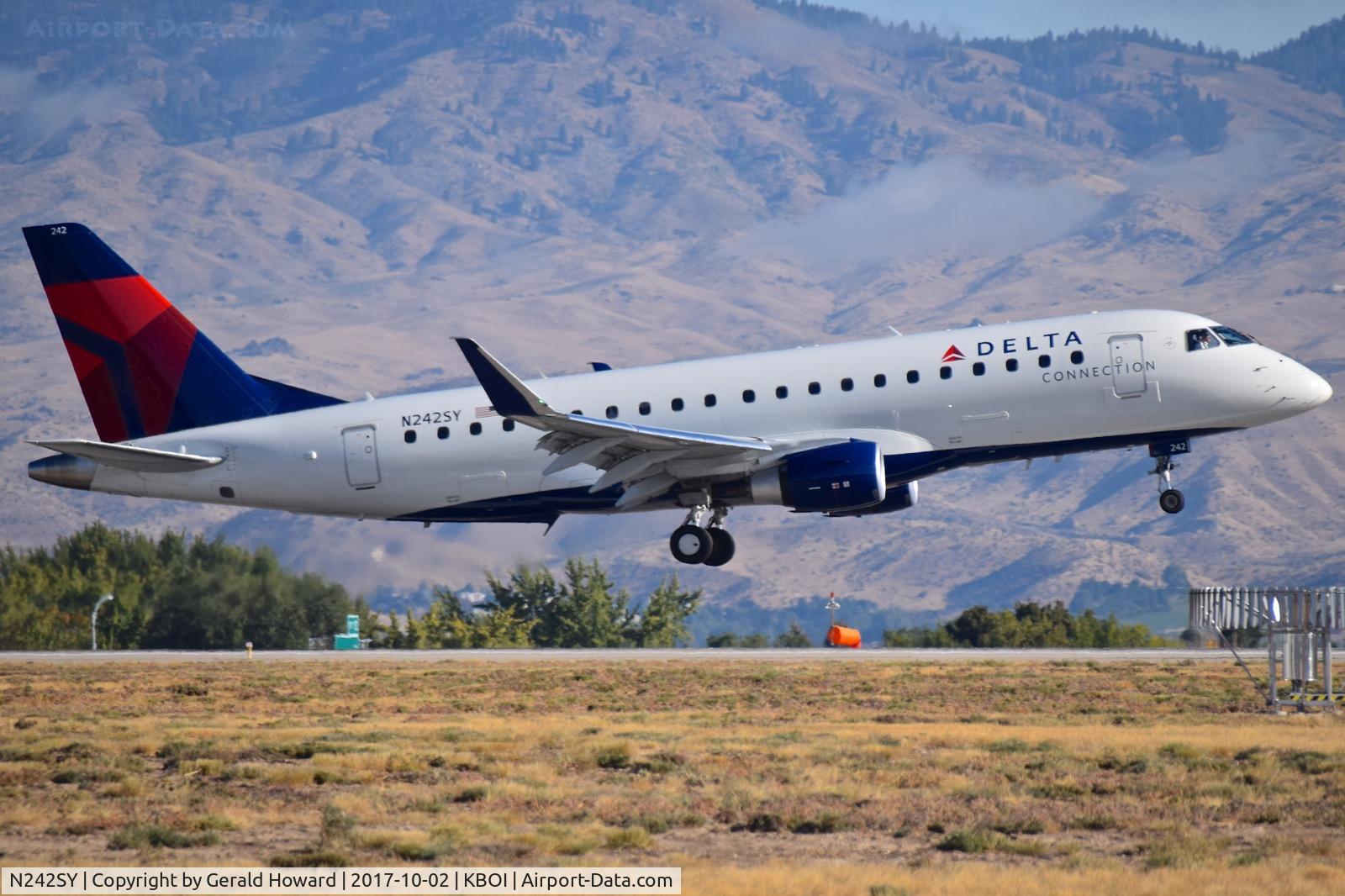 N242SY, 2016 Embraer 175LR (ERJ-170-200LR) C/N 17000588, Landing RWY 10R.