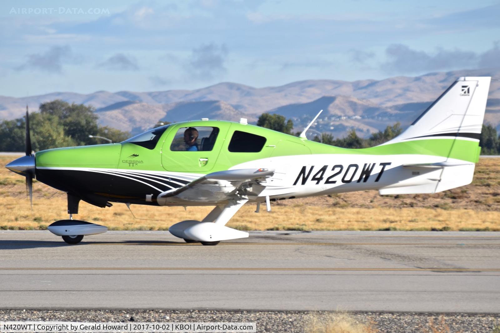 N420WT, 2016 Cessna T240 C/N T24002124, Taxiing on Foxtrot for RWY 10R.