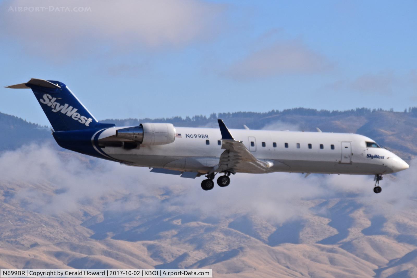 N699BR, 2003 Bombardier CRJ-200ER (CL-600-2B19) C/N 7801, Landing RWY 110R.