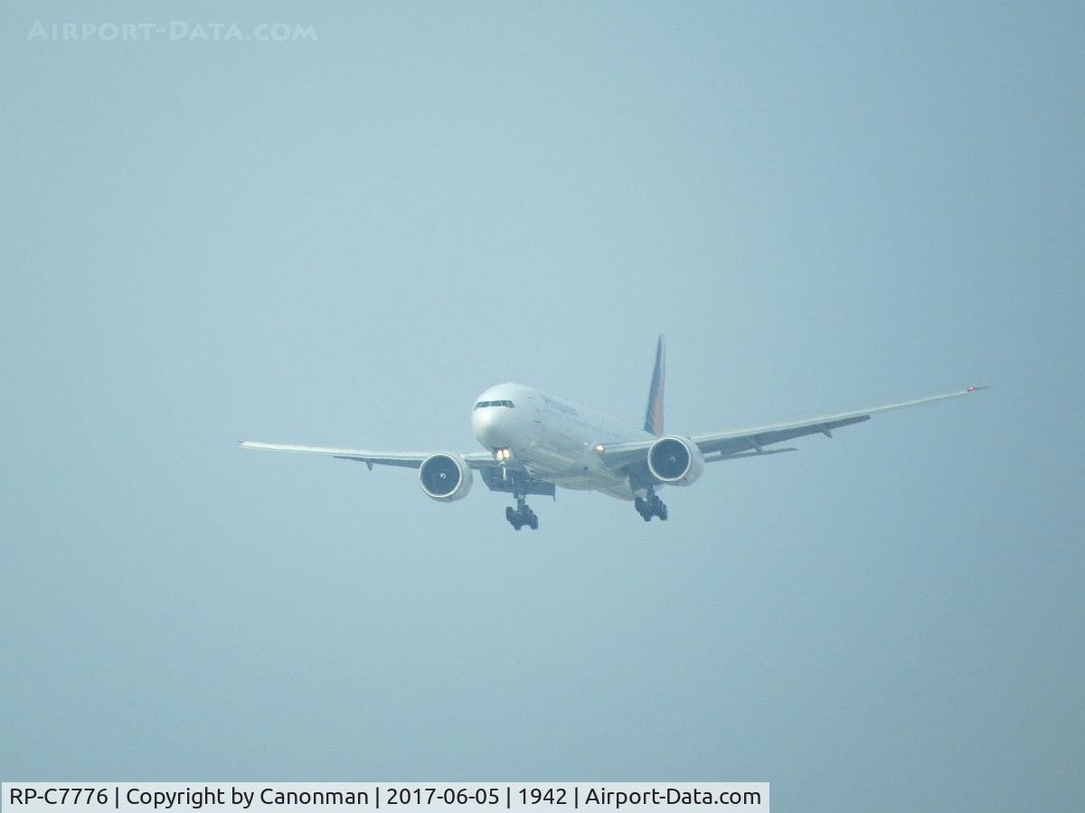 RP-C7776, 2010 Boeing 777-36N/ER C/N 37712, Landing
