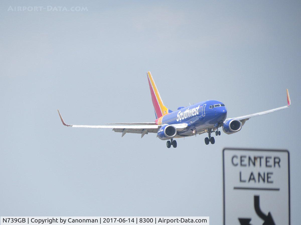 N739GB, 1998 Boeing 737-7H4 C/N 29275, Landing