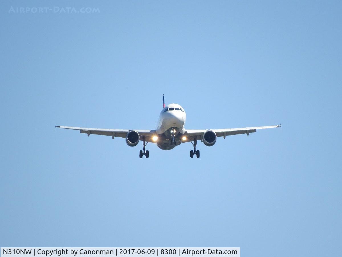 N310NW, 1990 Airbus A320-211 C/N 121, Landing