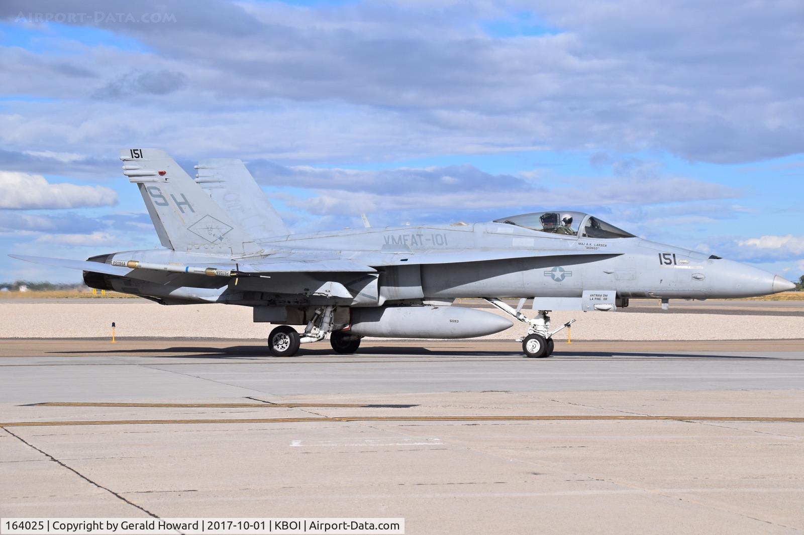 164025, 1990 McDonnell Douglas F/A-18C Hornet C/N 0909/C165, Taxing to RWY 28L.  VMFAT-101 