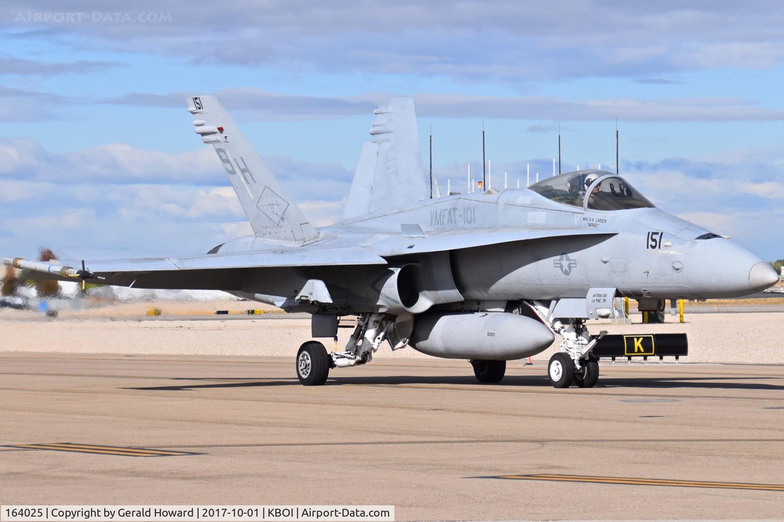 164025, 1990 McDonnell Douglas F/A-18C Hornet C/N 0909/C165, Leaving south GA ramp.  VMFAT-101 