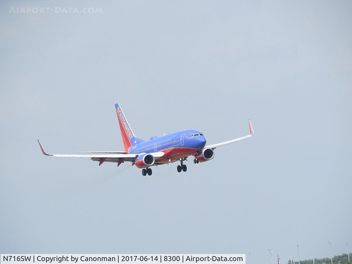 N716SW, 1998 Boeing 737-7H4 C/N 27850, Landing