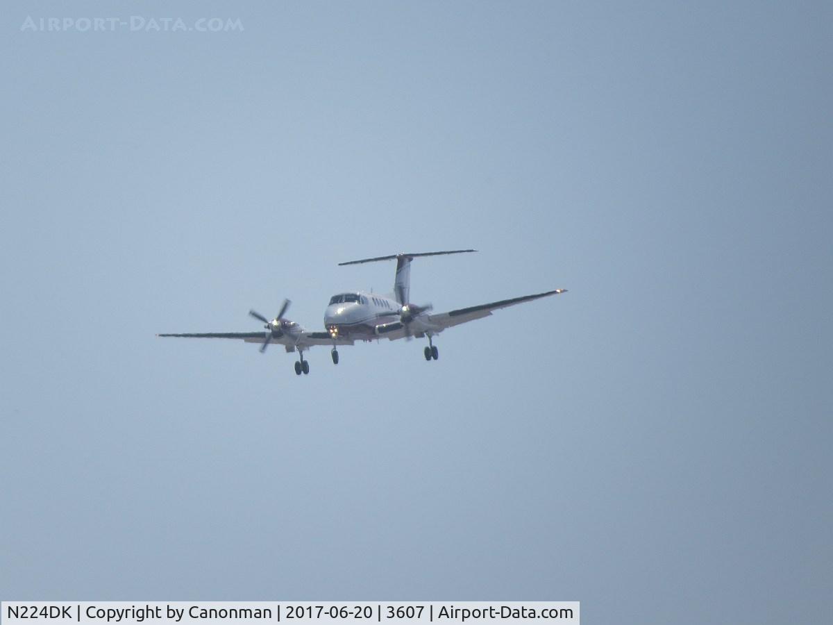 N224DK, 1978 Beech King Air 200 C/N BB-405, landing