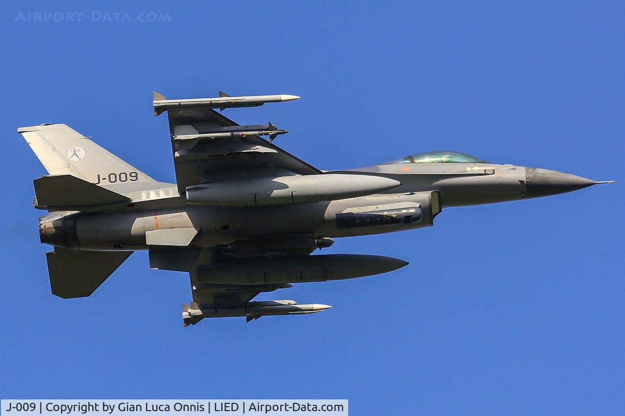 J-009, 1990 General Dynamics F-16A Fighting Falcon C/N 6D-165, TAKEOFF