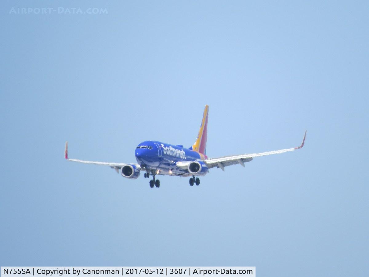 N755SA, 1999 Boeing 737-7H4 C/N 27871, Landing