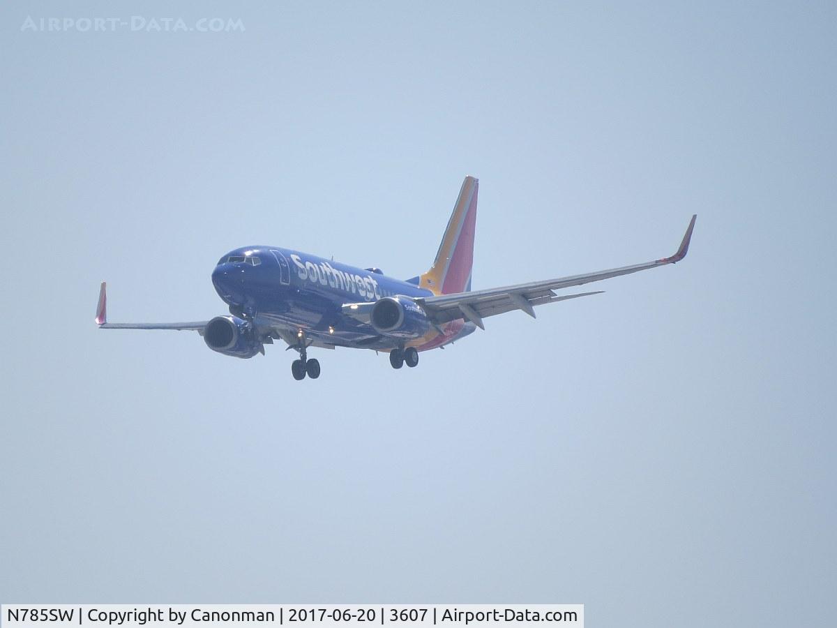 N785SW, 2000 Boeing 737-7H4 C/N 30602, Landing