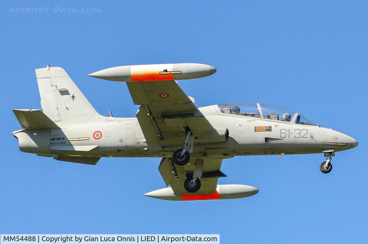 MM54488, Aermacchi MB-339A C/N 6685/080/AA036, LANDING