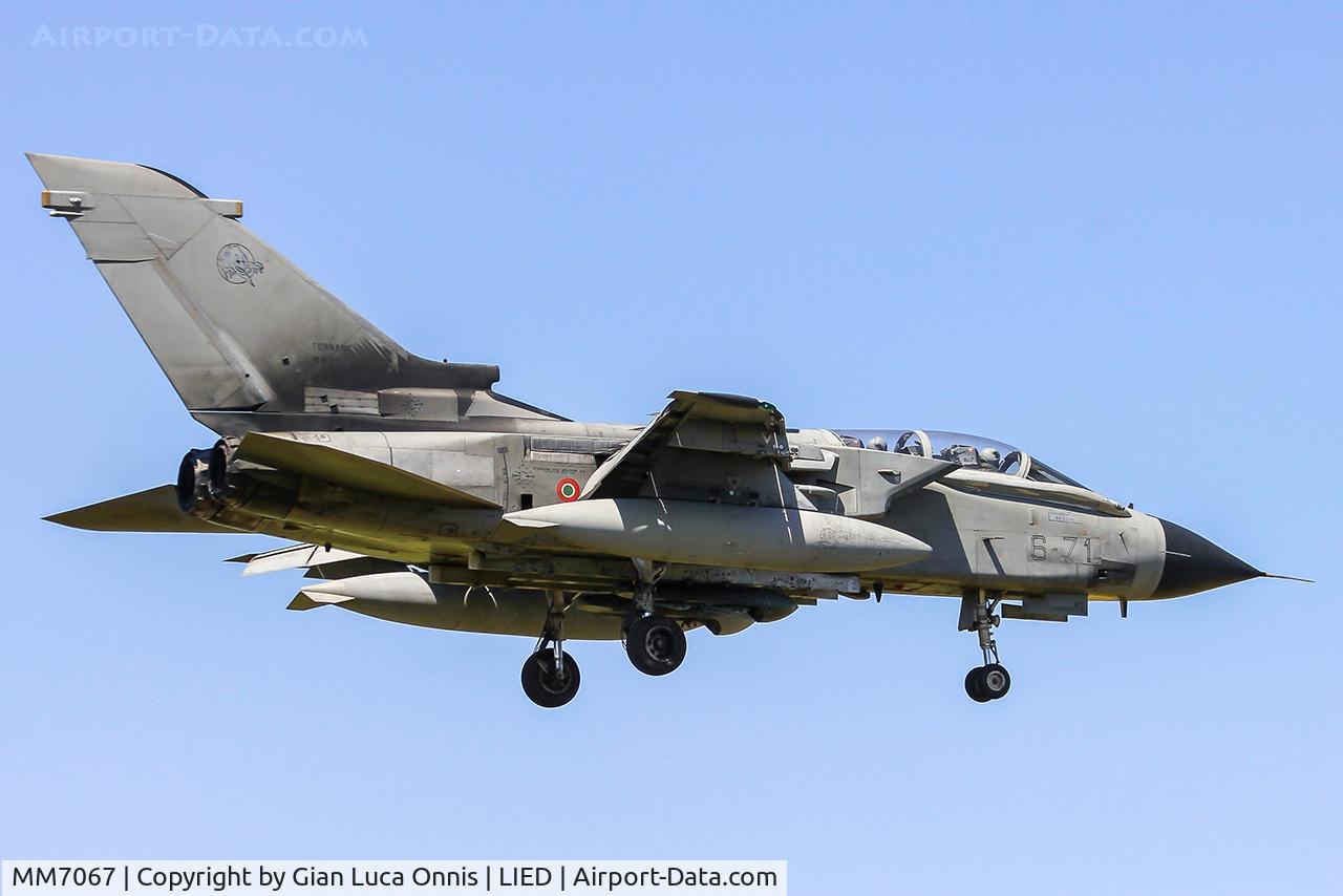 MM7067, Panavia Tornado IDS C/N 526/IS066/5078, LANDING
