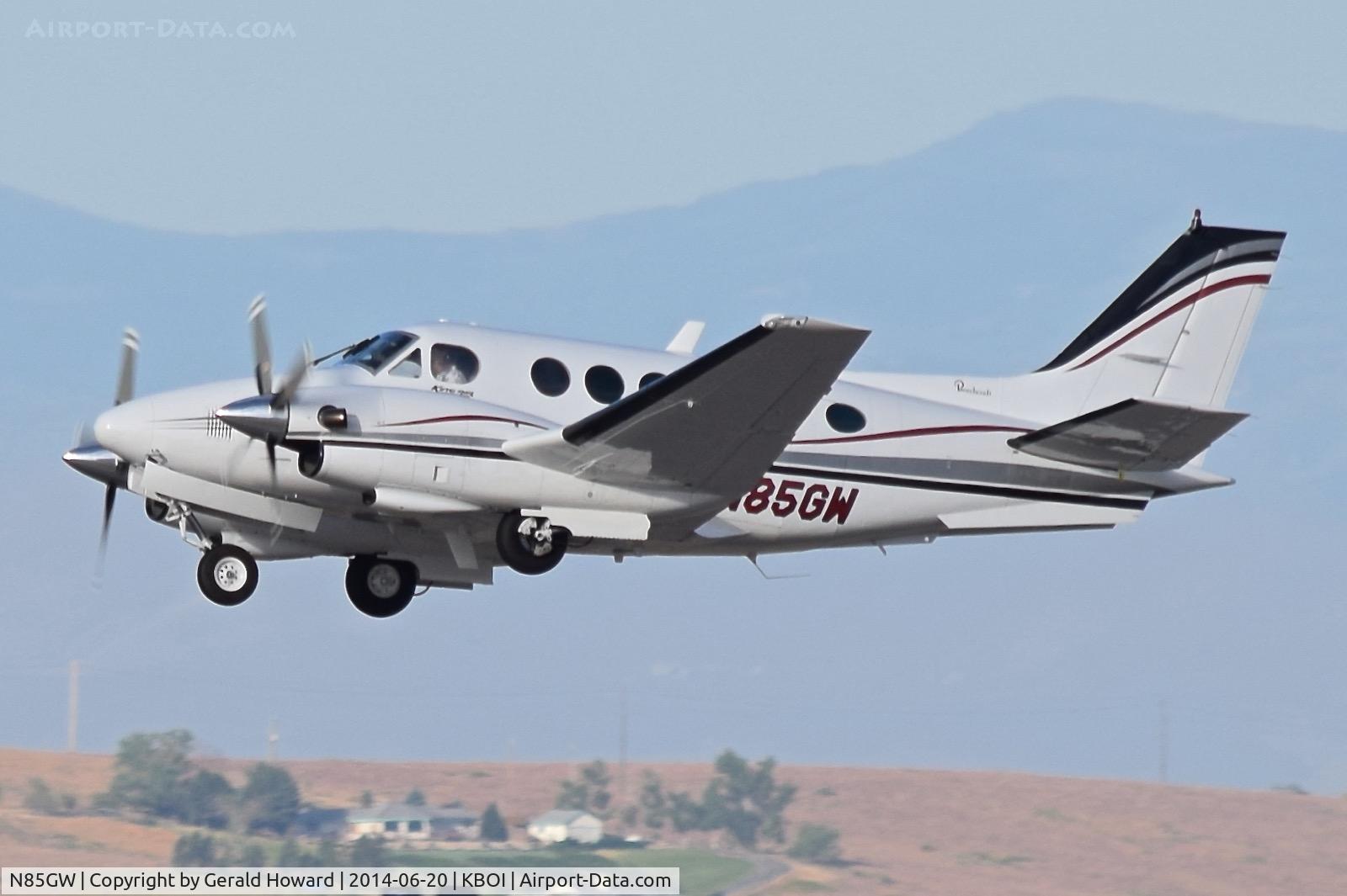 N85GW, 1976 Beech C90 King Air C/N LJ-712, Departing RWY 10R.