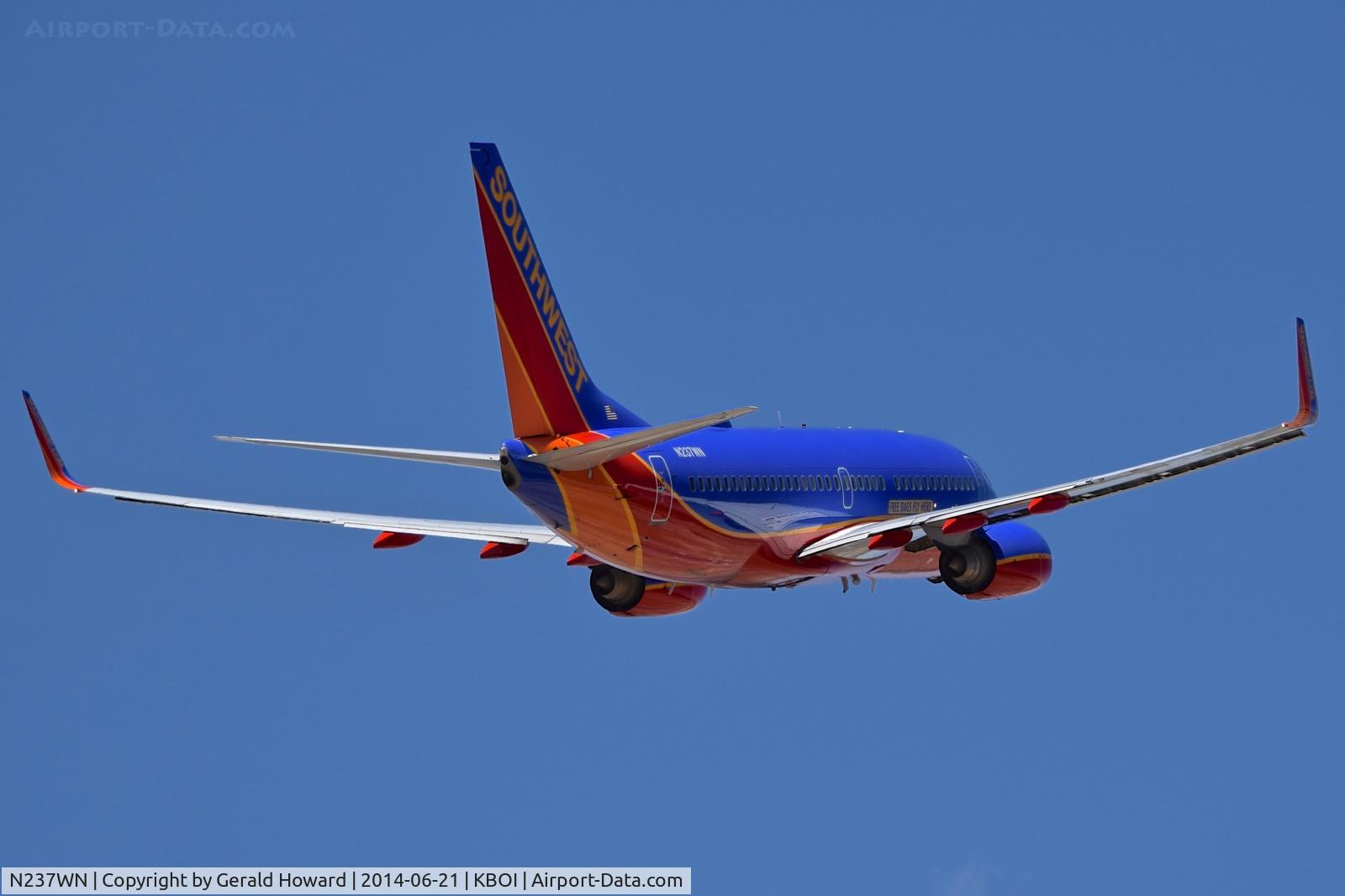 N237WN, 2006 Boeing 737-7H4 C/N 34632, Departing BOI.