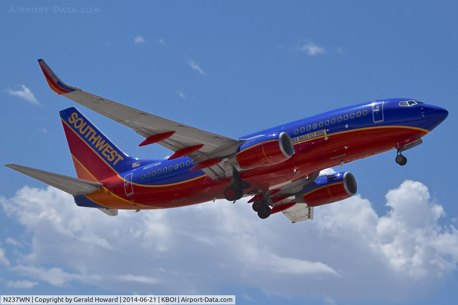 N237WN, 2006 Boeing 737-7H4 C/N 34632, Climb out from RWY 28L.