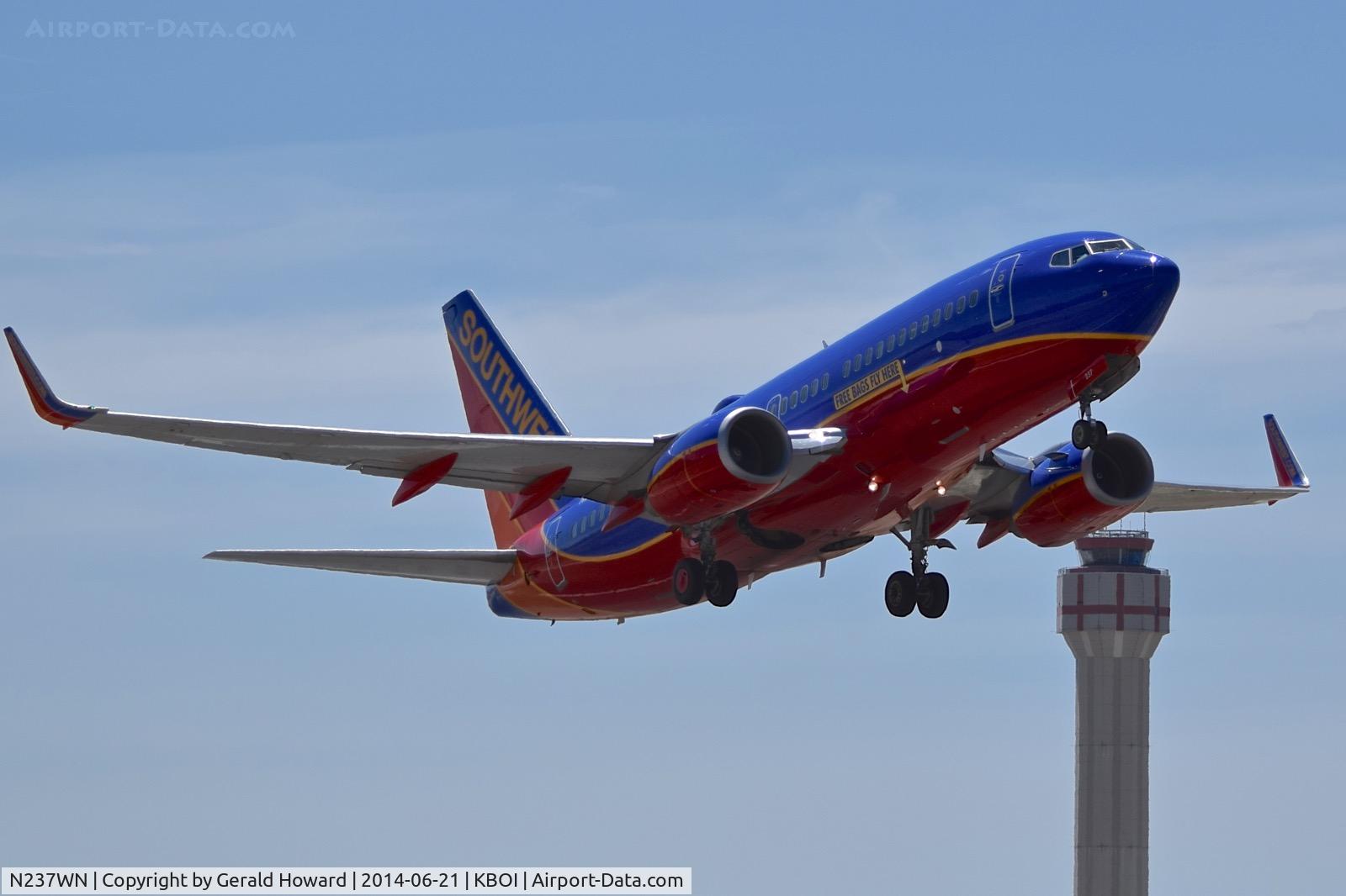 N237WN, 2006 Boeing 737-7H4 C/N 34632, Take off from RWY 28L.
