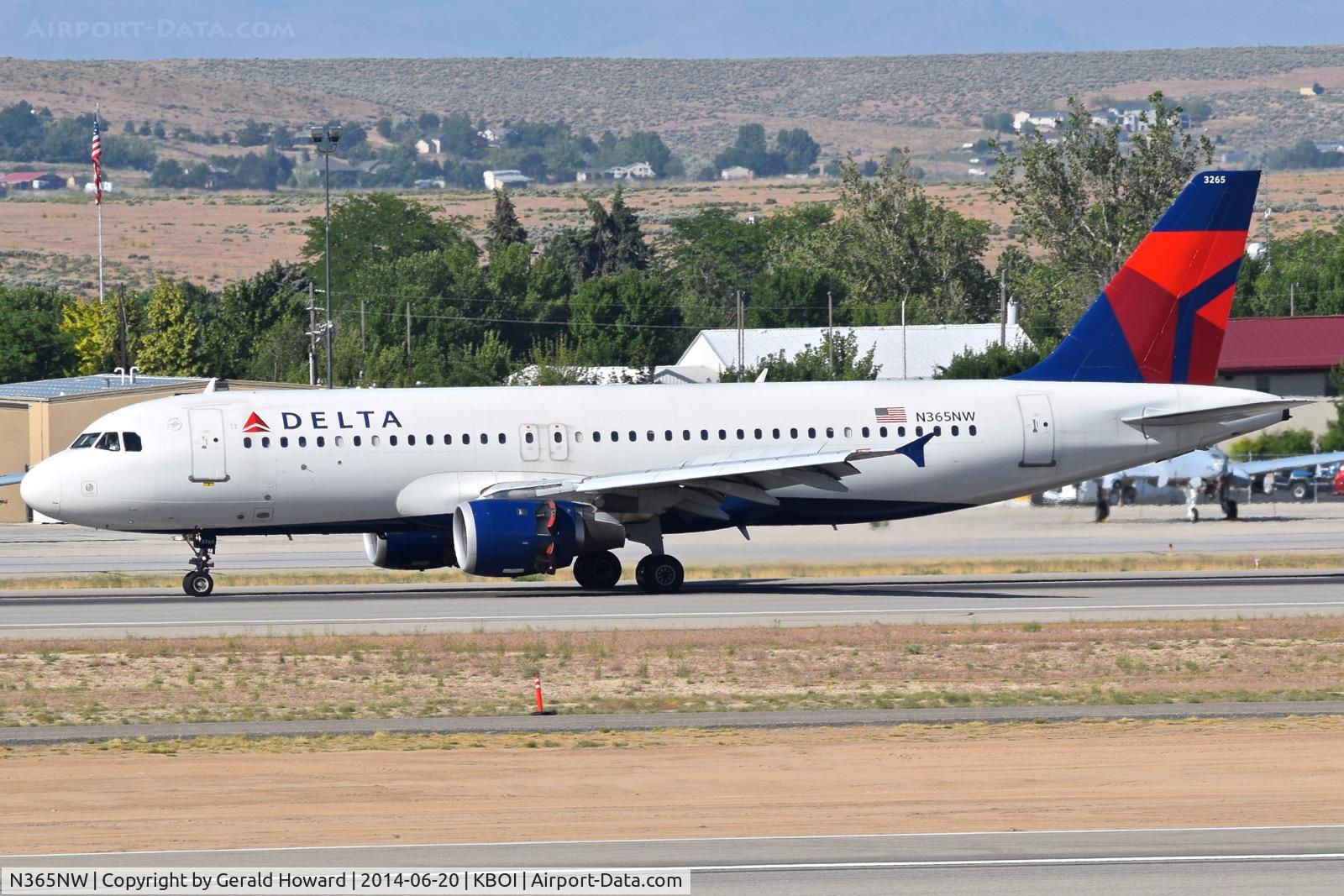 N365NW, 1999 Airbus A320-212 C/N 0964, Landing rollout on RWY 10R.