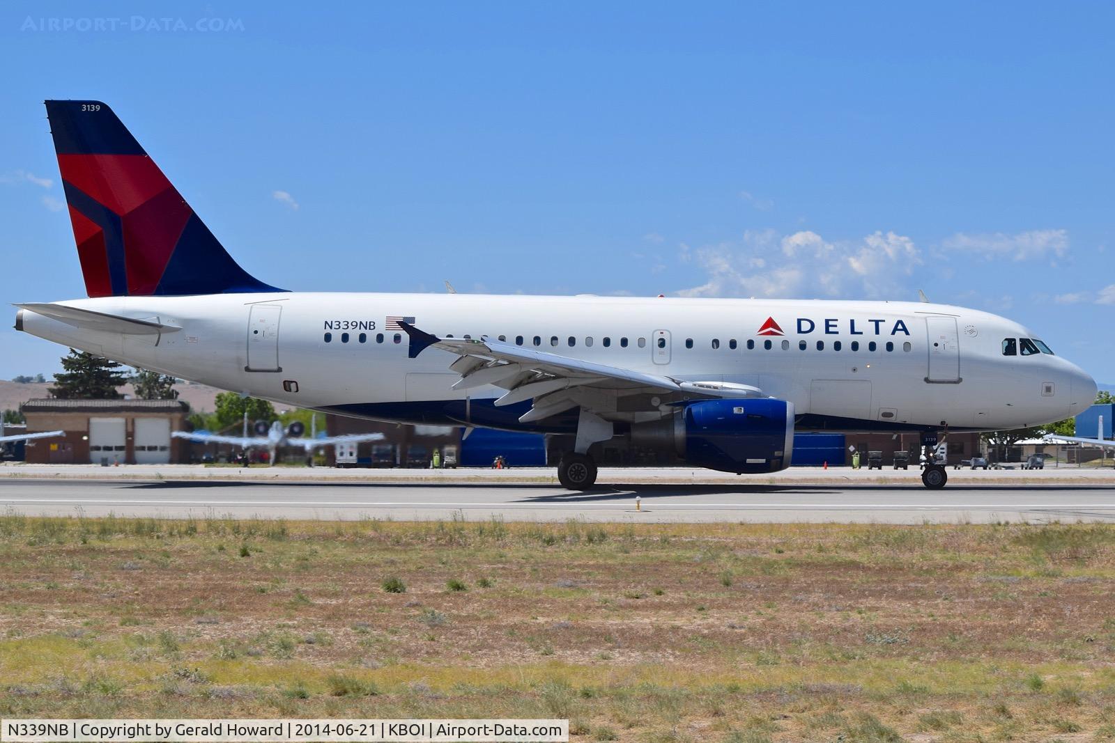 N339NB, 2002 Airbus A319-114 C/N 1709, Landing roll out on RWY 28L.