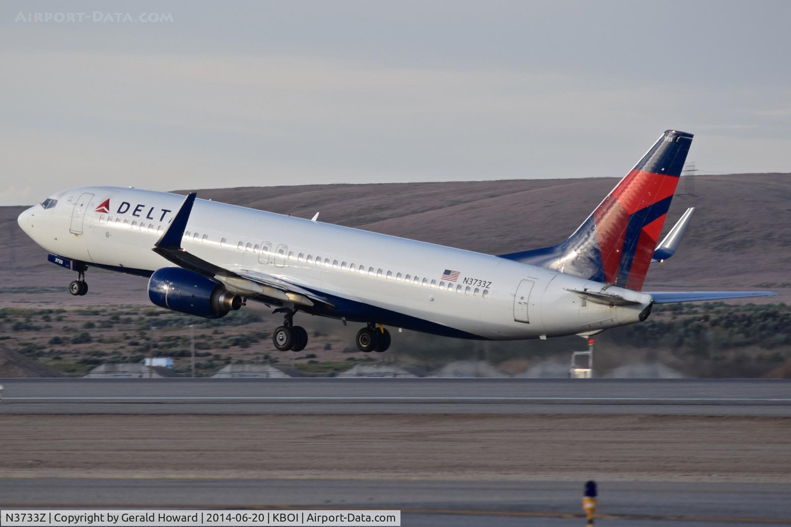 N3733Z, 2000 Boeing 737-832 C/N 30539, Departing RWY 10L.