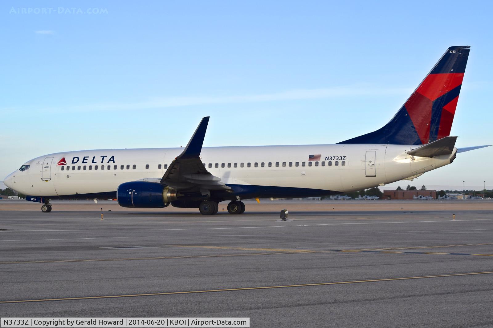 N3733Z, 2000 Boeing 737-832 C/N 30539, Taxiing from the gate.