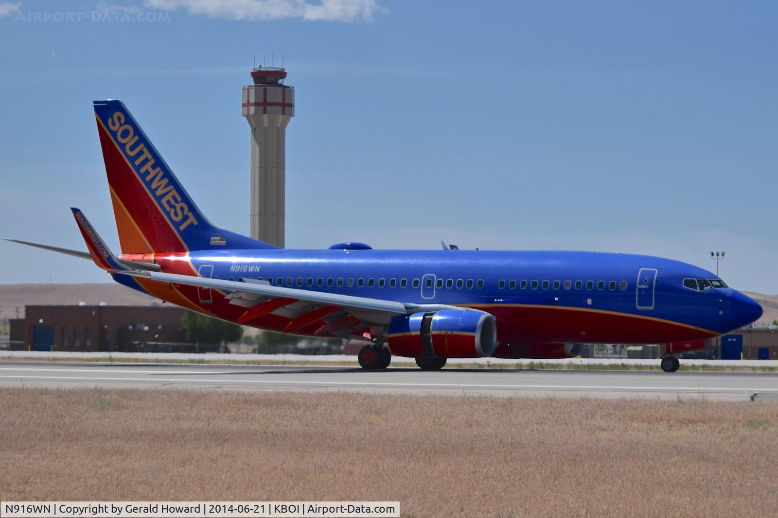 N916WN, 2008 Boeing 737-7H4 C/N 36623, Landing roll out on RWY 28L.