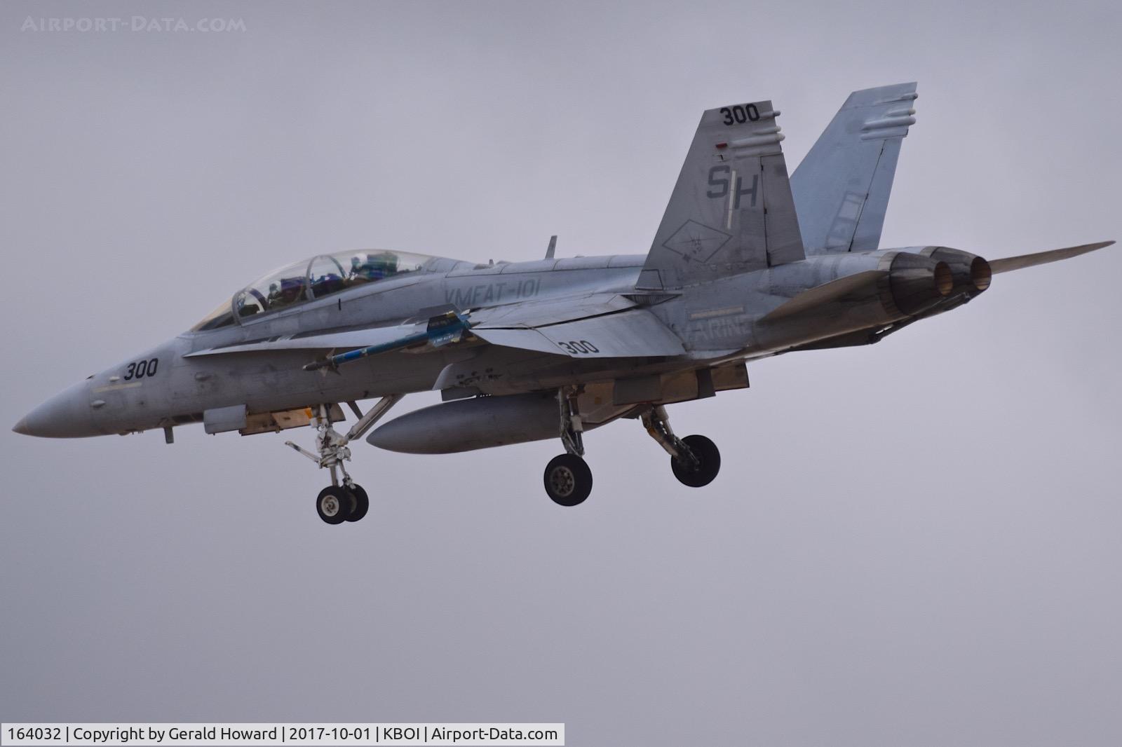 164032, 1990 McDonnell Douglas F/A-18D Hornet C/N 0918/D048, Landing RWY 28L.  VMFAT-101 